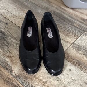 Women’s easentials Dress Shoe. Size 10.